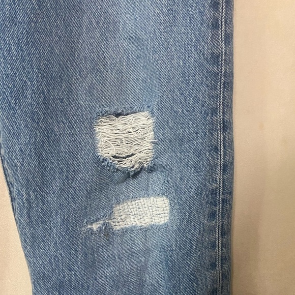 Levi's 501 Original Fit women's 26/28 medium wash distressed knee jeans EUC - Picture 7 of 10